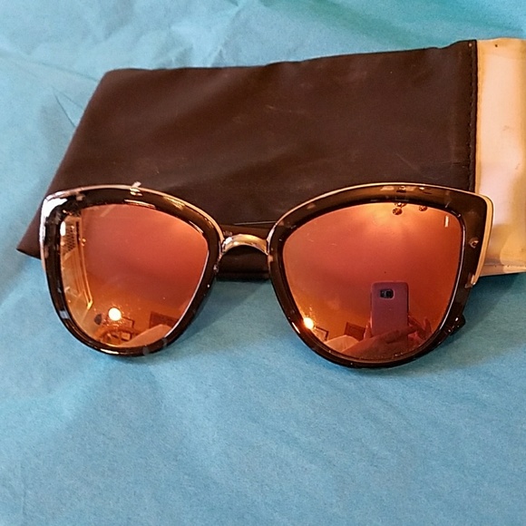 Quay Australia Accessories - QUAY SUNGLASSES SILVER AND BLACK😎😎